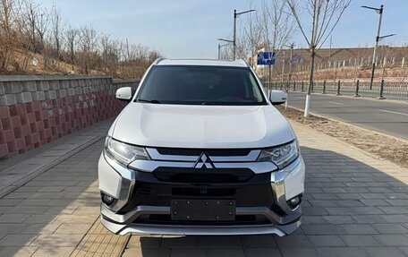 Mitsubishi Outlander III рестайлинг 3, 2022 год, 1 680 000 рублей, 2 фотография