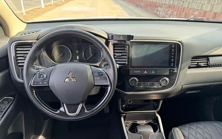 Mitsubishi Outlander III рестайлинг 3, 2022 год, 1 680 000 рублей, 9 фотография
