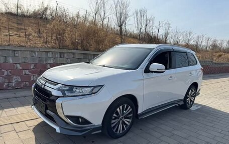 Mitsubishi Outlander III рестайлинг 3, 2022 год, 1 680 000 рублей, 3 фотография