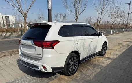 Mitsubishi Outlander III рестайлинг 3, 2022 год, 1 680 000 рублей, 4 фотография