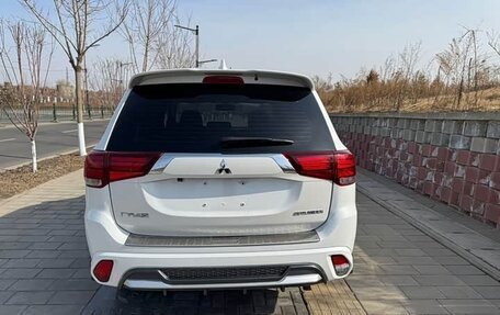 Mitsubishi Outlander III рестайлинг 3, 2022 год, 1 680 000 рублей, 5 фотография