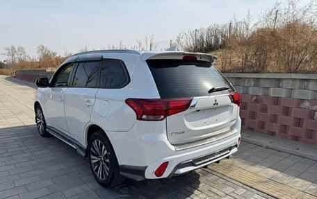 Mitsubishi Outlander III рестайлинг 3, 2022 год, 1 680 000 рублей, 6 фотография