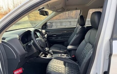 Mitsubishi Outlander III рестайлинг 3, 2022 год, 1 680 000 рублей, 7 фотография