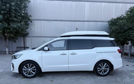 KIA Carnival III, 2018 год, 2 800 000 рублей, 3 фотография