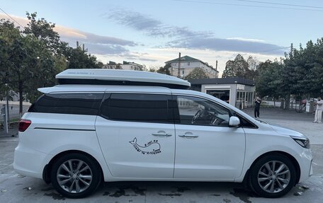 KIA Carnival III, 2018 год, 2 800 000 рублей, 2 фотография