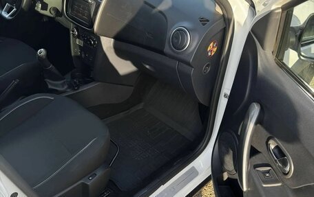 Renault Logan II, 2019 год, 900 000 рублей, 10 фотография