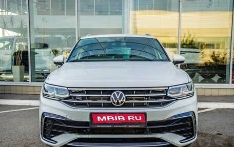 Volkswagen Tiguan II, 2021 год, 3 948 000 рублей, 2 фотография