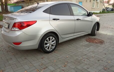 Hyundai Solaris II рестайлинг, 2011 год, 700 000 рублей, 3 фотография
