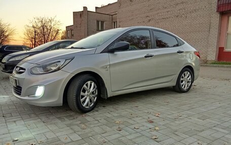 Hyundai Solaris II рестайлинг, 2011 год, 700 000 рублей, 2 фотография