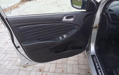 Hyundai Solaris II рестайлинг, 2011 год, 700 000 рублей, 10 фотография