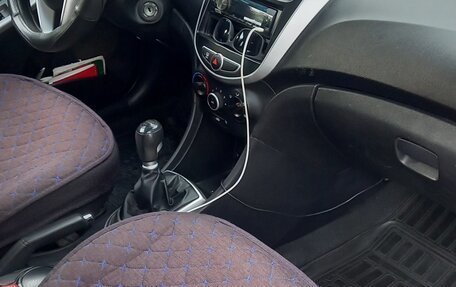 Hyundai Solaris II рестайлинг, 2011 год, 700 000 рублей, 3 фотография
