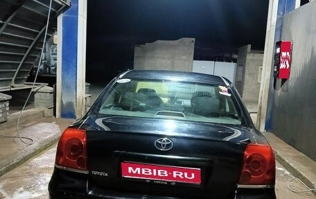 Toyota Avensis III рестайлинг, 2004 год, 700 000 рублей, 1 фотография