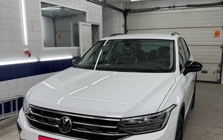 Volkswagen Tiguan II, 2021 год, 4 000 000 рублей, 1 фотография