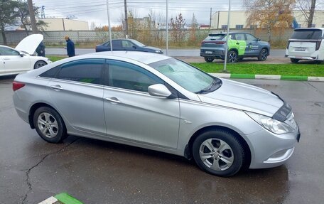 Hyundai Sonata VI, 2011 год, 820 000 рублей, 1 фотография
