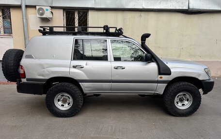 Toyota Land Cruiser 100 рестайлинг 2, 2005 год, 2 900 000 рублей, 3 фотография
