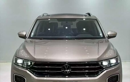 Volkswagen T-Roc I, 2023 год, 1 720 000 рублей, 2 фотография