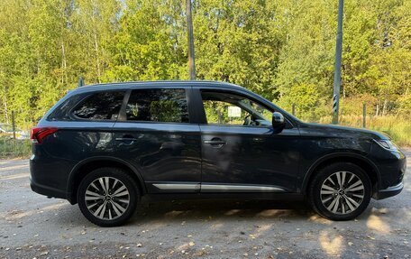 Mitsubishi Outlander III рестайлинг 3, 2018 год, 2 350 000 рублей, 2 фотография