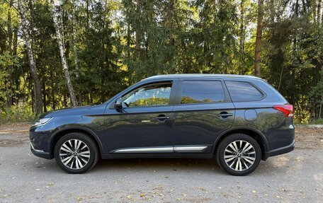 Mitsubishi Outlander III рестайлинг 3, 2018 год, 2 350 000 рублей, 6 фотография