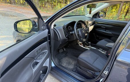 Mitsubishi Outlander III рестайлинг 3, 2018 год, 2 350 000 рублей, 10 фотография