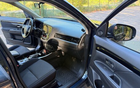 Mitsubishi Outlander III рестайлинг 3, 2018 год, 2 350 000 рублей, 11 фотография
