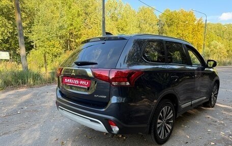 Mitsubishi Outlander III рестайлинг 3, 2018 год, 2 350 000 рублей, 3 фотография