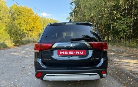 Mitsubishi Outlander III рестайлинг 3, 2018 год, 2 350 000 рублей, 4 фотография