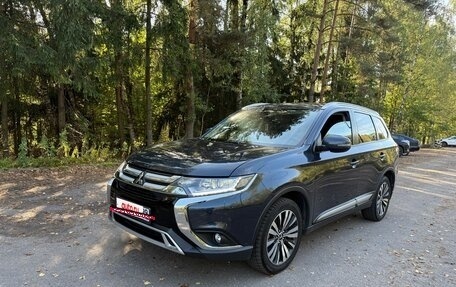 Mitsubishi Outlander III рестайлинг 3, 2018 год, 2 350 000 рублей, 7 фотография