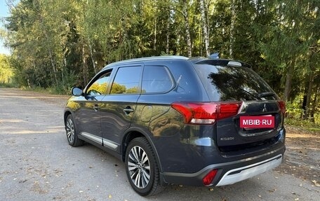 Mitsubishi Outlander III рестайлинг 3, 2018 год, 2 350 000 рублей, 5 фотография