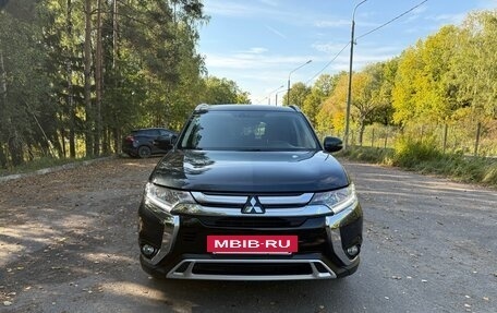 Mitsubishi Outlander III рестайлинг 3, 2018 год, 2 350 000 рублей, 8 фотография