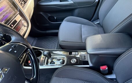 Mitsubishi Outlander III рестайлинг 3, 2018 год, 2 350 000 рублей, 18 фотография