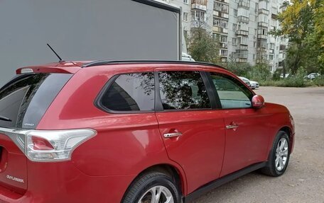 Mitsubishi Outlander III рестайлинг 3, 2013 год, 1 550 000 рублей, 2 фотография