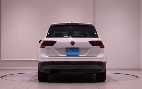 Volkswagen Tiguan II, 2018 год, 1 750 006 рублей, 7 фотография