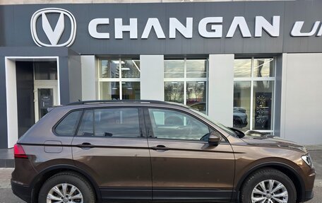 Volkswagen Tiguan II, 2019 год, 2 200 000 рублей, 2 фотография