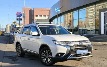 Mitsubishi Outlander III рестайлинг 3, 2018 год, 1 875 000 рублей, 3 фотография