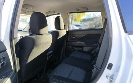 Mitsubishi Outlander III рестайлинг 3, 2018 год, 1 875 000 рублей, 10 фотография