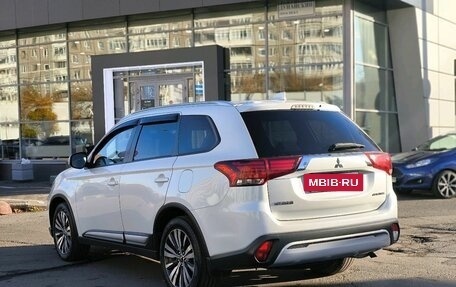 Mitsubishi Outlander III рестайлинг 3, 2018 год, 1 875 000 рублей, 6 фотография
