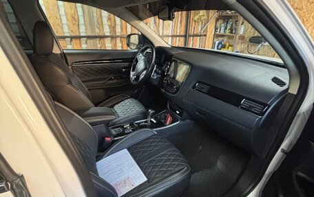 Mitsubishi Outlander III рестайлинг 3, 2022 год, 3 450 000 рублей, 2 фотография
