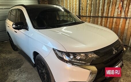 Mitsubishi Outlander III рестайлинг 3, 2022 год, 3 450 000 рублей, 5 фотография