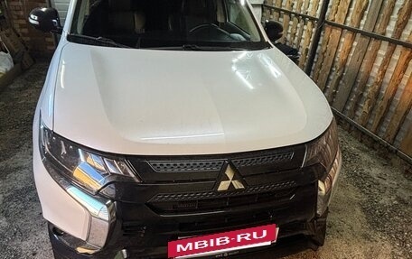 Mitsubishi Outlander III рестайлинг 3, 2022 год, 3 450 000 рублей, 4 фотография