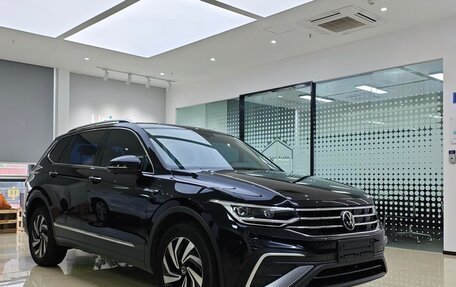 Volkswagen Tiguan II, 2023 год, 2 176 000 рублей, 2 фотография