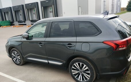 Mitsubishi Outlander III рестайлинг 3, 2019 год, 2 150 000 рублей, 2 фотография