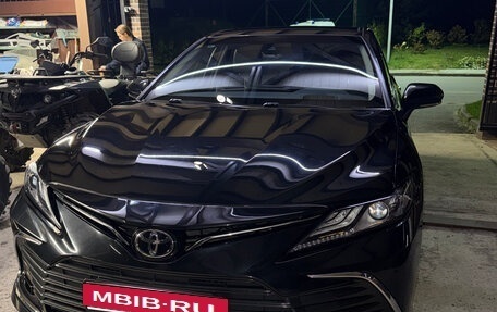 Toyota Camry, 2023 год, 3 900 000 рублей, 2 фотография