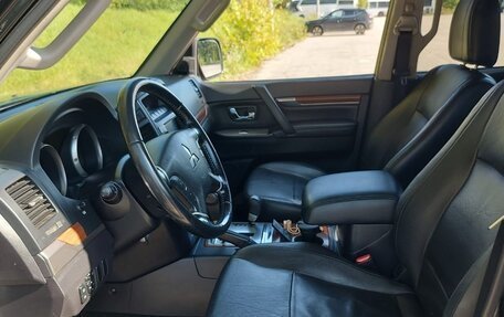 Mitsubishi Pajero IV рестайлинг 2, 2007 год, 1 800 000 рублей, 14 фотография