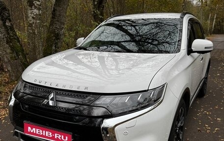 Mitsubishi Outlander III рестайлинг 3, 2021 год, 3 430 000 рублей, 1 фотография