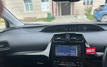 Toyota Prius IV XW50, 2018 год, 1 800 000 рублей, 3 фотография