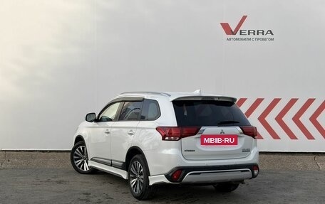 Mitsubishi Outlander III рестайлинг 3, 2019 год, 2 350 000 рублей, 3 фотография
