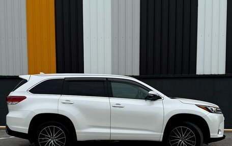 Toyota Highlander III, 2018 год, 3 490 000 рублей, 2 фотография