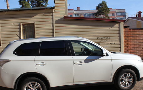 Mitsubishi Outlander III рестайлинг 3, 2014 год, 1 490 000 рублей, 4 фотография
