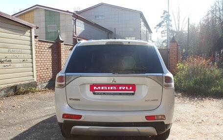 Mitsubishi Outlander III рестайлинг 3, 2014 год, 1 490 000 рублей, 5 фотография