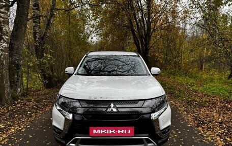 Mitsubishi Outlander III рестайлинг 3, 2021 год, 3 430 000 рублей, 2 фотография